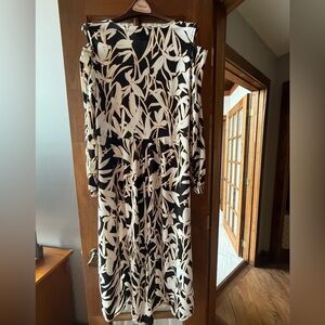 Marallis , stunning high,low tunic
With leaf pattern